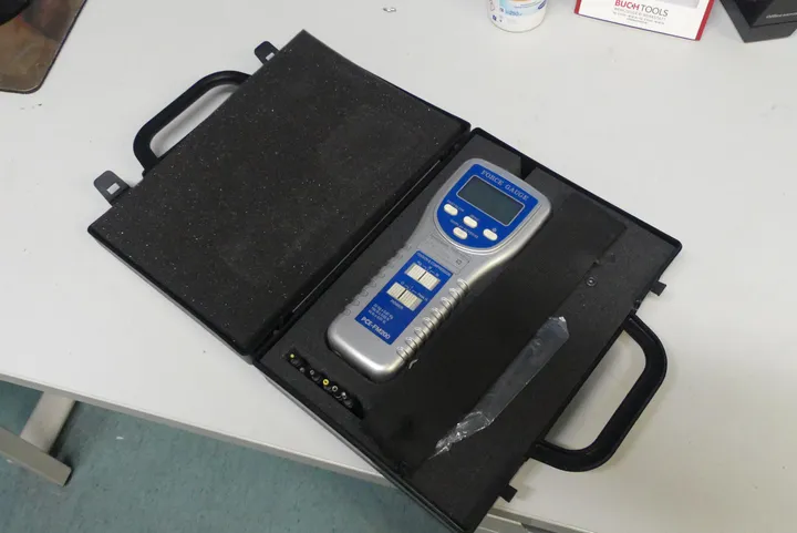 PCE - Digitales Kraftmessgerät (Force Gauge), im Koffer mit Zubehör Modell: PCE-FM200